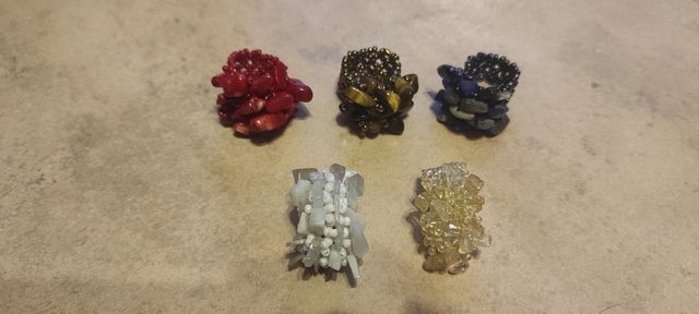 Cinco anillos de chips de minerales diversos