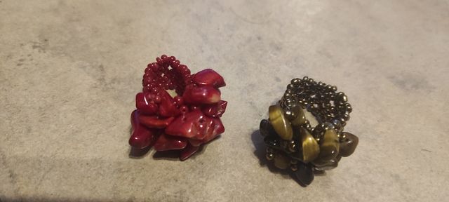 Cinco anillos de chips de minerales diversos