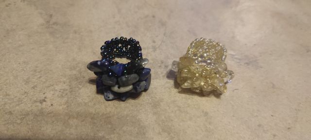 Cinco anillos de chips de minerales diversos