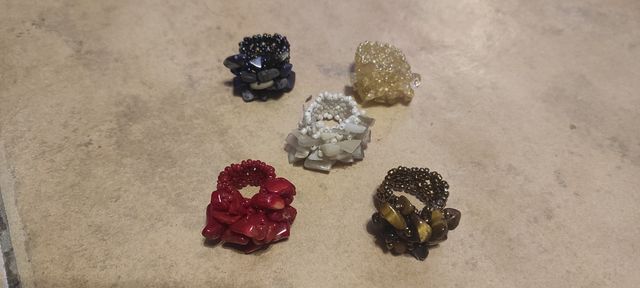 Cinco anillos de chips de minerales diversos