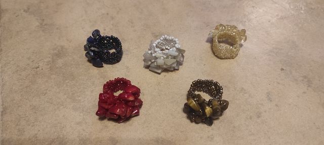 Cinco anillos de chips de minerales diversos