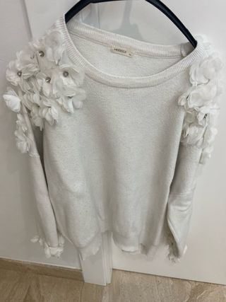Sudadera blanca con flores