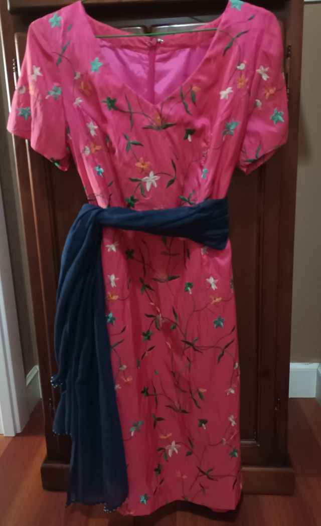 Vestido bordado y forrado entero