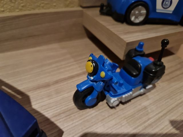 Coches poli y ladron