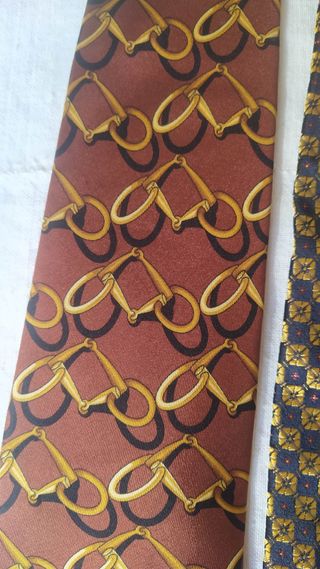 Lotto 2 cravatte Gucci e Ungaro