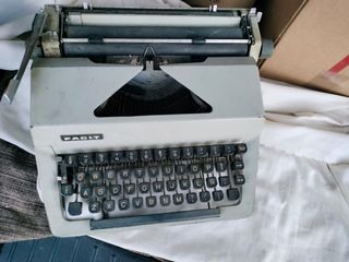 Maquina de escribir antigua