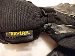 Guantes de moto ajustables.