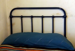 Cabecero antiguo de cama estrecha