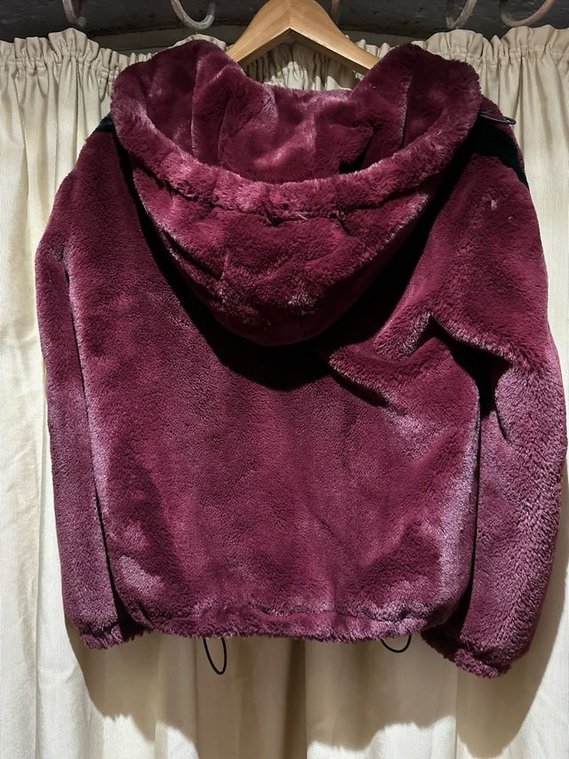 Blusão fofinho com capuz bordeaux Bershka tam. S