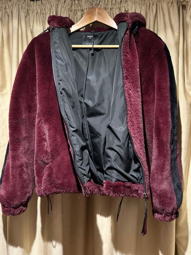 Blusão fofinho com capuz bordeaux Bershka tam. S