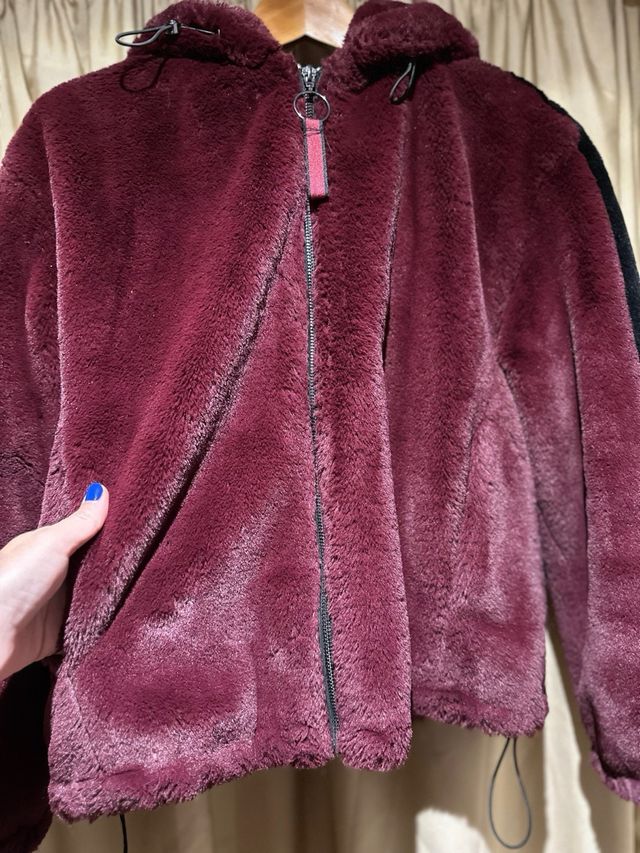 Blusão fofinho com capuz bordeaux Bershka tam. S