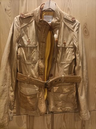 Cazadora sahariana cuero Stradivarius 