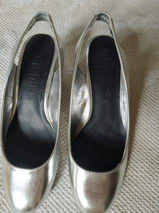 Zapatos plateados tacón