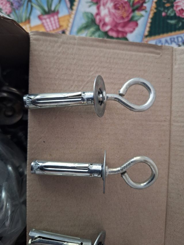 Tasselli con gancio chiuso e aperto