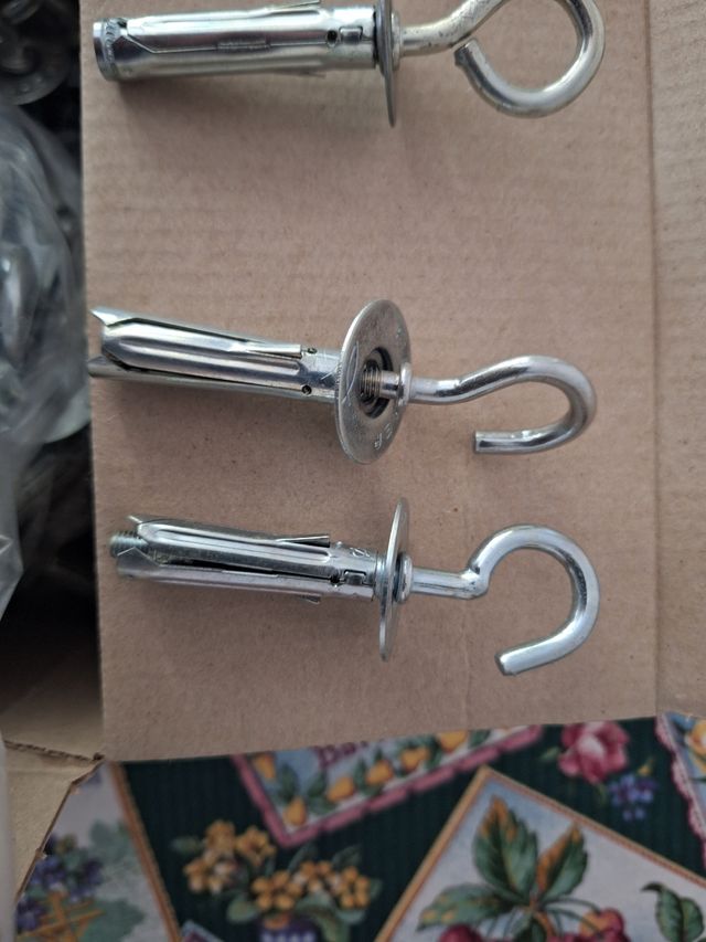 Tasselli con gancio chiuso e aperto