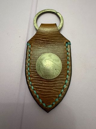 Llavero de cuero escudo 1 duro