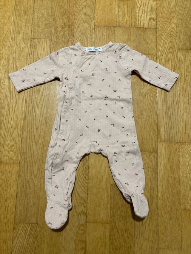 Pijama bebé estampado flores rosa de Zara
