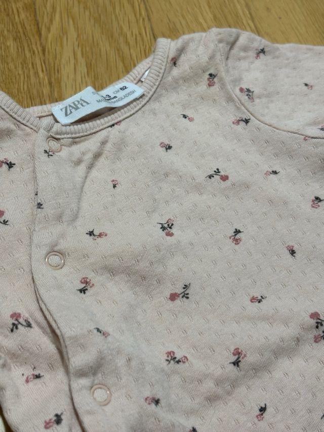 Pijama bebé estampado flores rosa de Zara