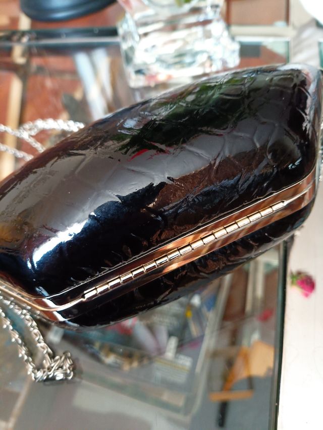 Bolso de mano negro y plata