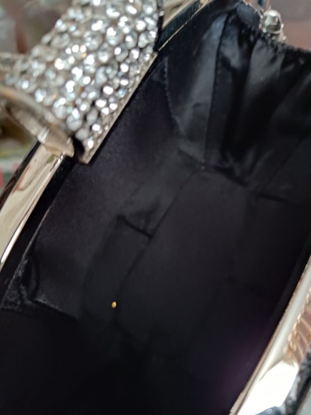 Bolso de mano negro y plata