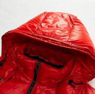 Abrigo plumas rojo