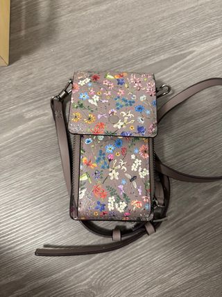 Bolso para móvil de la marca Parfois.