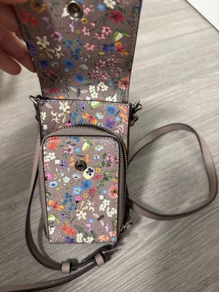 Bolso para móvil de la marca Parfois.