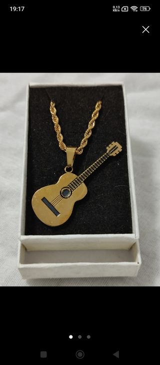 Cordón rizado con colgante de guitarra