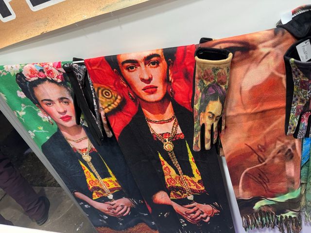 Pañuelo y guante cuadros frida