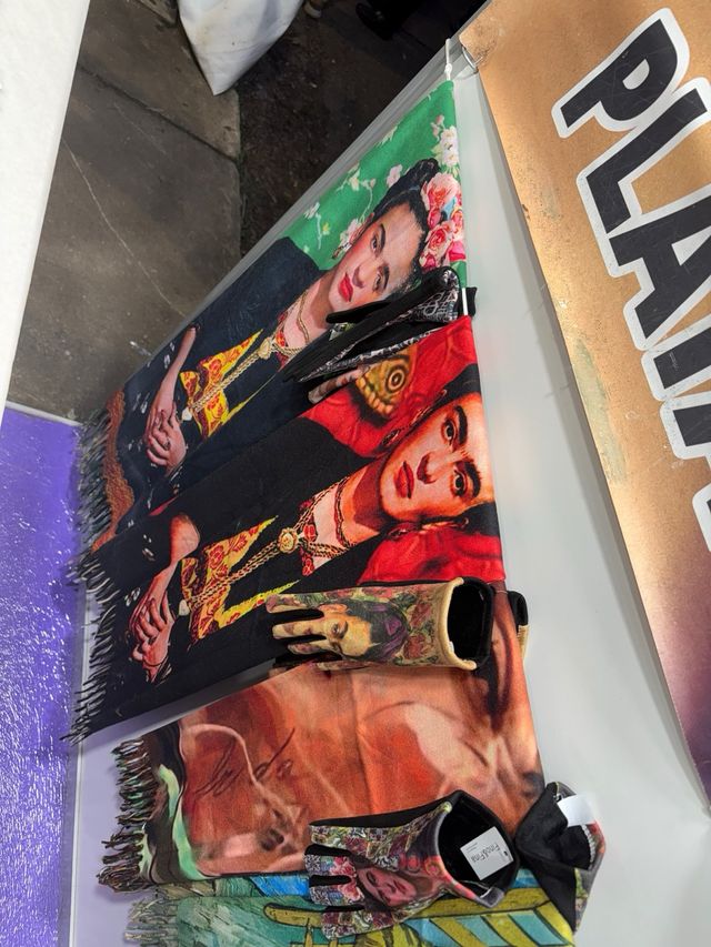 Pañuelo y guante cuadros frida