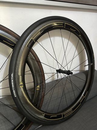 Ruedas de HED x Dosnoventa carbono