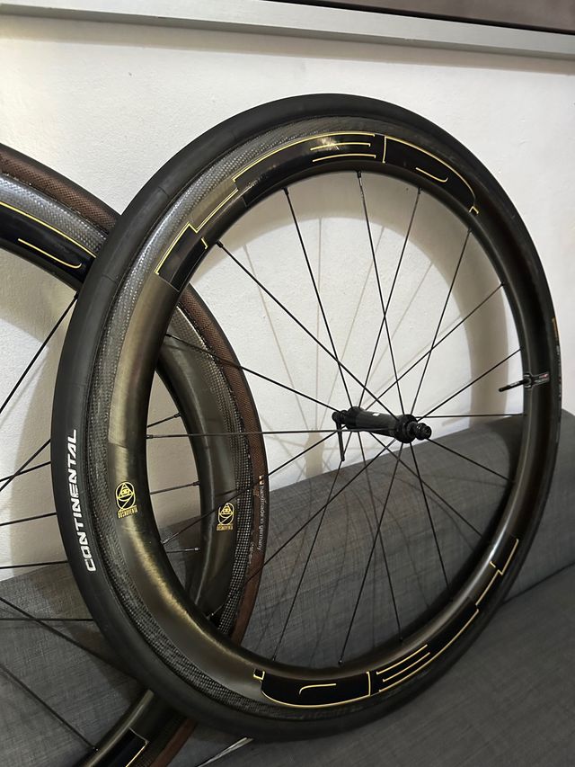 Ruedas de HED x Dosnoventa carbono