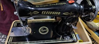 Antigua máquina de coser motorizada