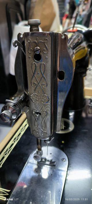 Antigua máquina de coser motorizada