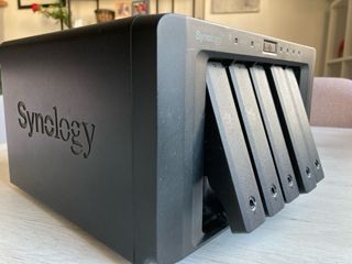 Servidor NAS Synolpgy 1513Plus