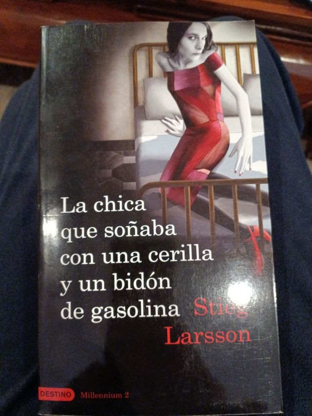 La chica que soñaba con un cerillo y un galon de gasolina: The Girl Who Played with Fire (Millennium) (Spanish Edition)