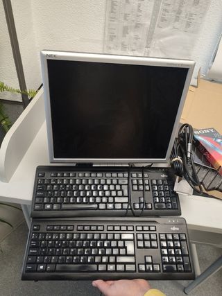 Monitor y dos teclados