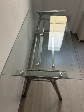 Mesa de estudio de cristal comprada corte ingles