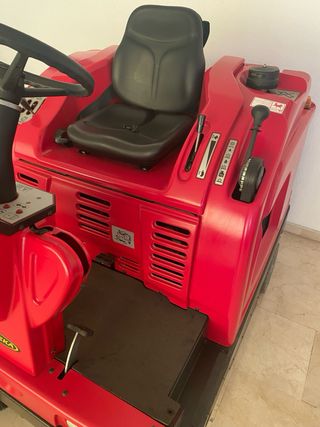 Barredora industrial Eureka Xtrema  hombre sentado