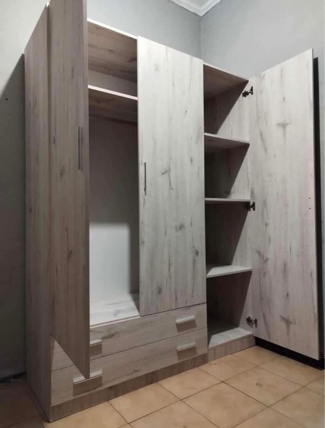 roupeiros e sofás e colchões