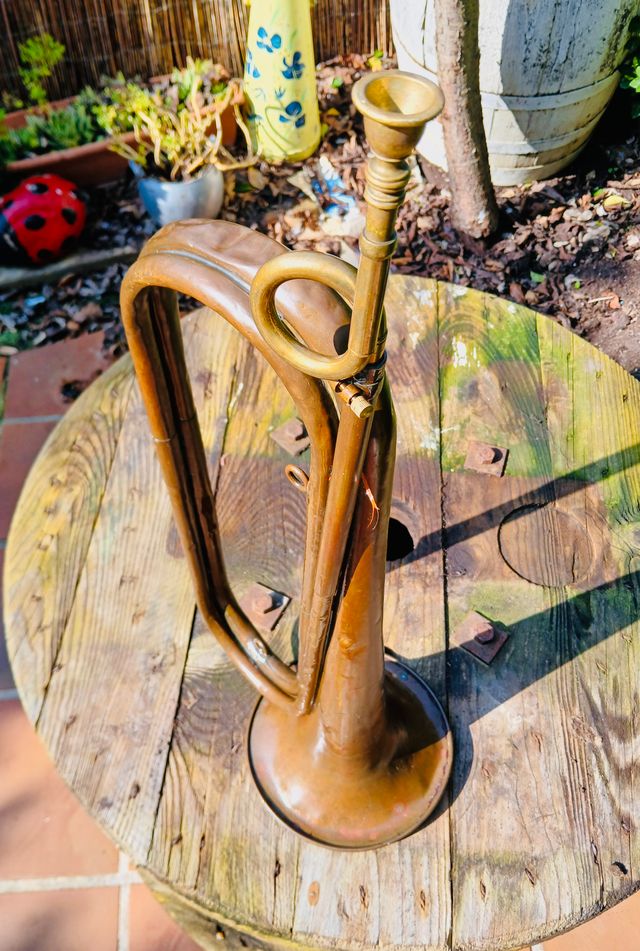 REBAJADA TROMPETA ANTIGUA DE LATON CORNETA MILITAR