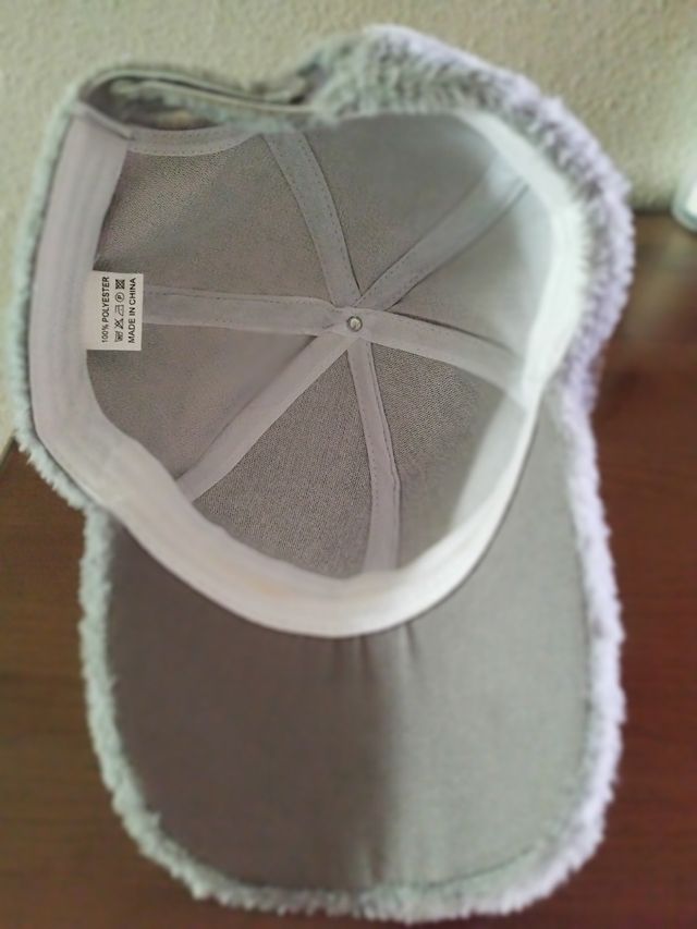 Boné de ovelha cinzento