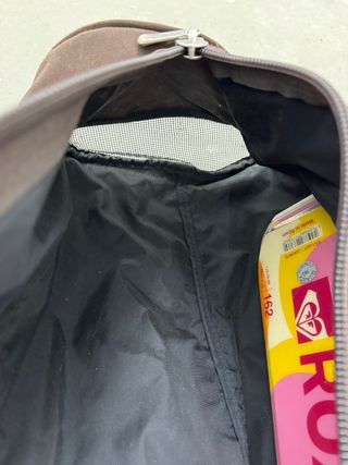 Esquis con bolsa y bastones de esquiar