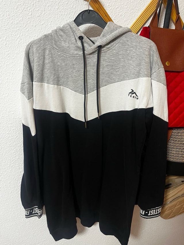 Sudadera negra y gris
