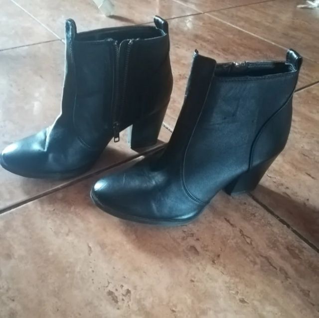 Botas o botines negros nuevos