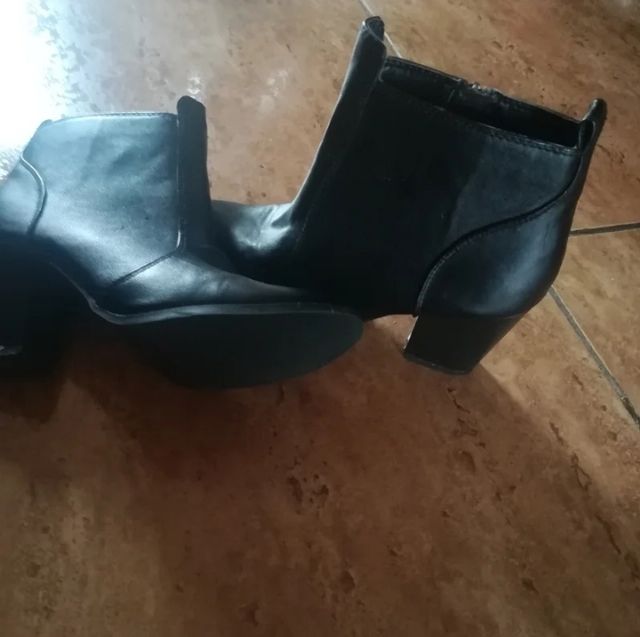 Botas o botines negros nuevos