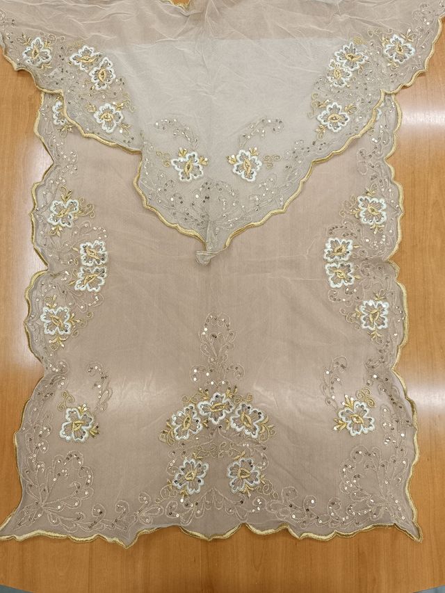 Manteleta infantil 80cm tul crudo oro