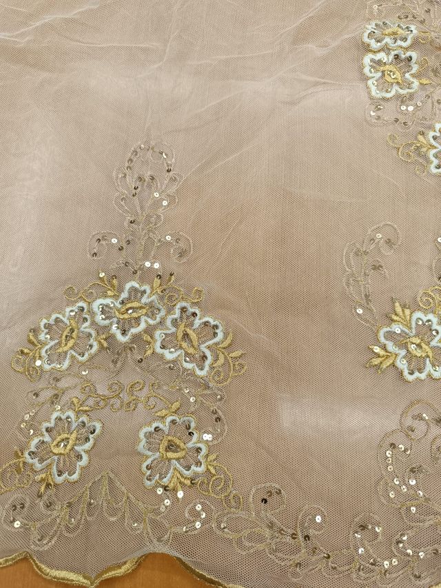 Manteleta infantil 80cm tul crudo oro