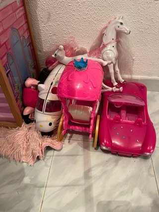 Urge!!! Casita de muñecas con accesorios y barbie