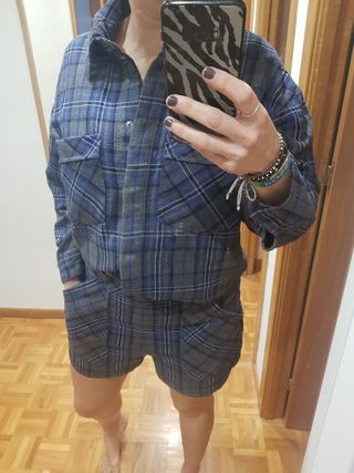 Conjunto pantalón y sobrecamisa  Zara